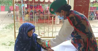 দিনাজপুরের বড়গ্রাম সীমান্তে বিজিবির স্বাস্থ্যসেবা ক্যাম্প